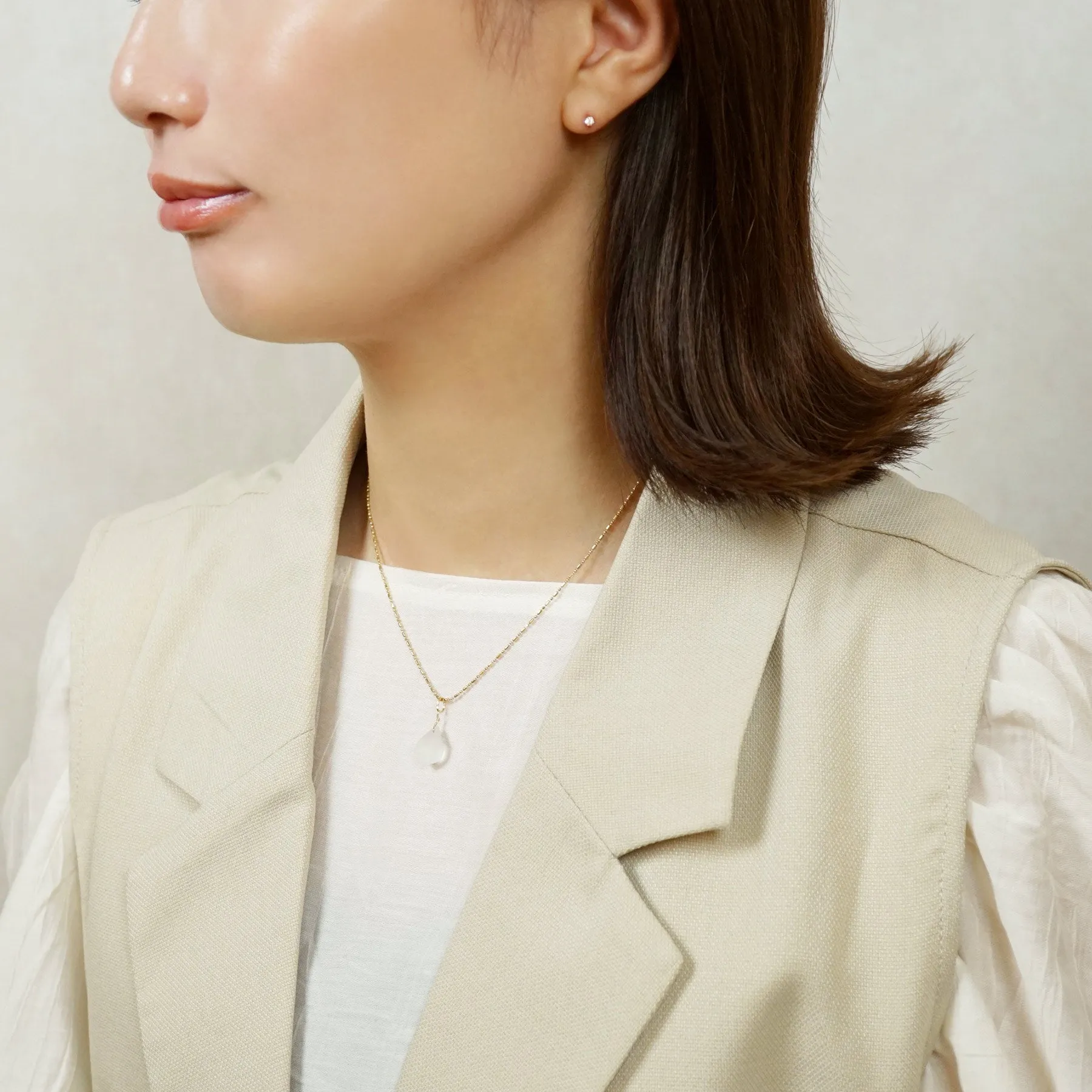 10K White Quartz Necklace Charm (Yellow Gold)