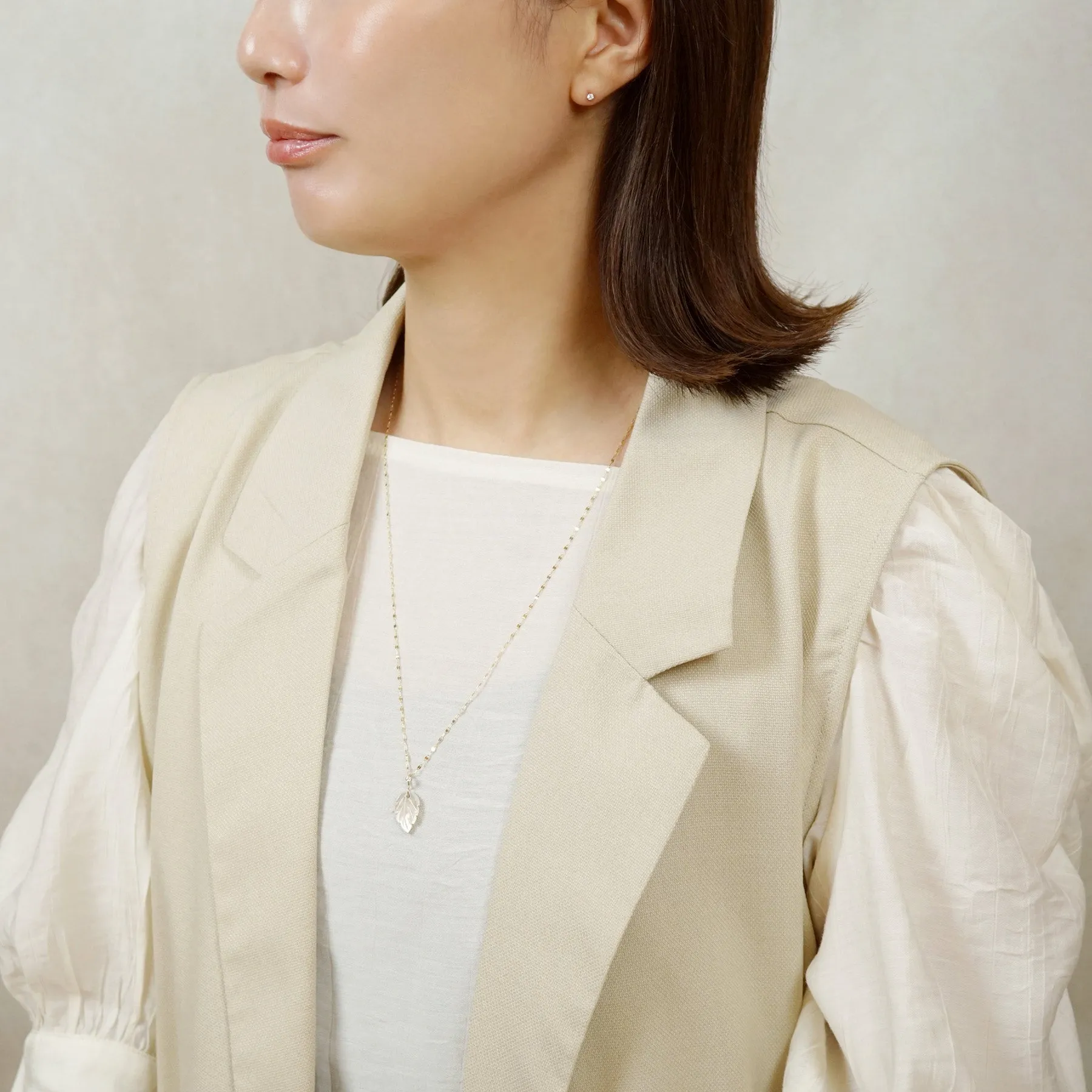 10K White Shell Leaf Necklace Charm (Yellow Gold)